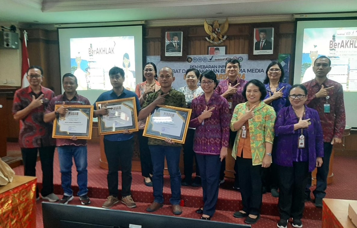 BACK TO BACK: Pemred Jawa Pos Radar Bali Djoko Heru Setiyawan (tengah pegang piagam) bersama juara BBPOM Award 2024 dan pimpinan BBPOM Denpasar foto bersama saat penyerahan award.