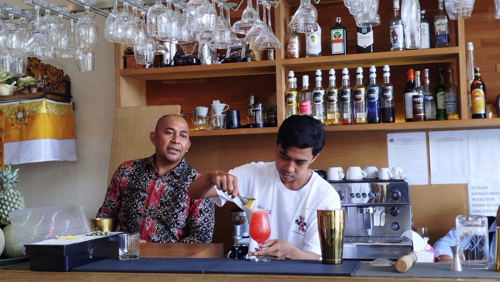 PEKERJA: Pekerja pariwisata bartender di salah satu hotel di Denpasar.