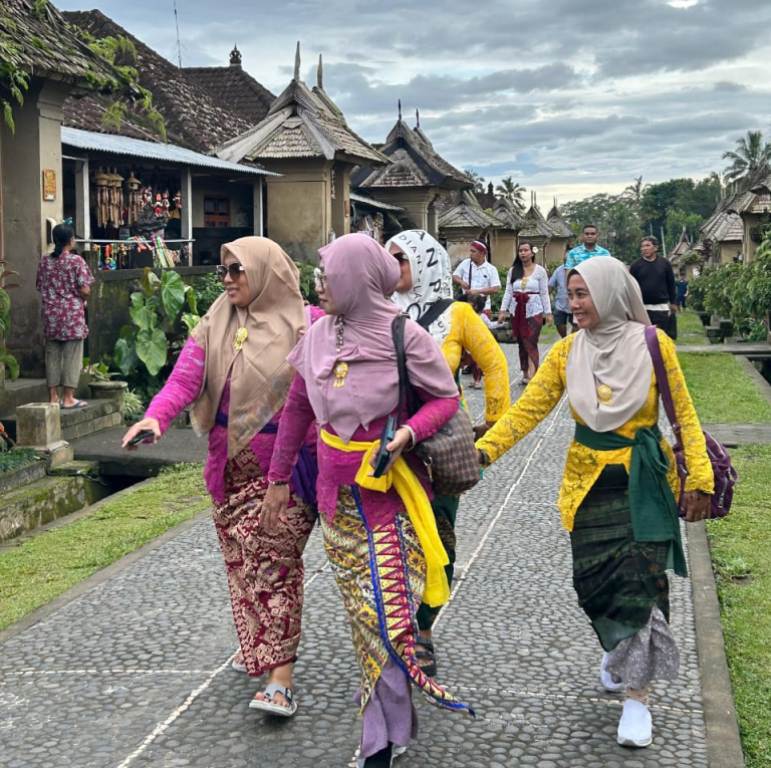 KUNJUNGAN: Pengunjung menikmati Desa Wisata Penglipuran, Minggu (22/12)