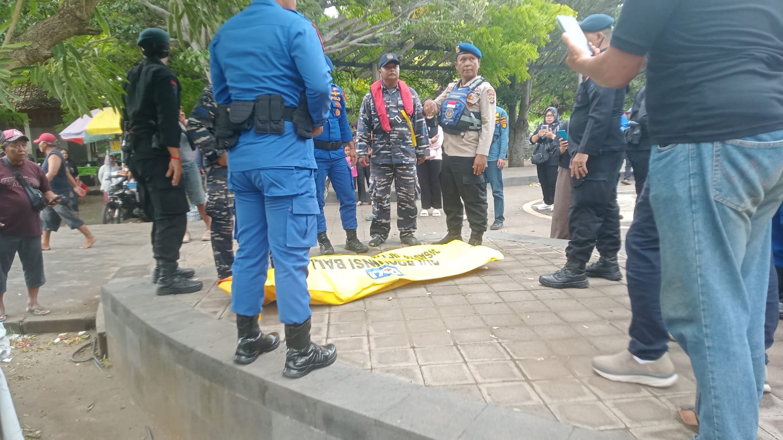 MENEPI: Tim SAR saat evakuasi jenazah Wayan Indriani saat ditemukan menepi di pantai Prapat Agung Gerokgak Buleleng.