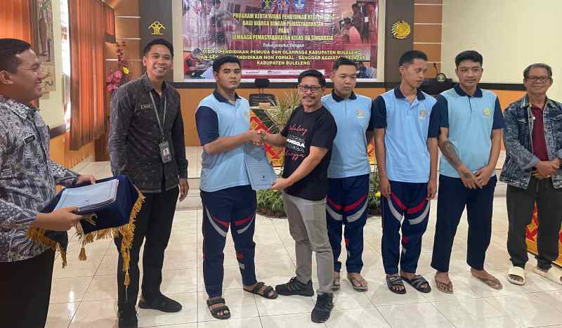 SEMANGAT BELAJAR TINGGI : Para warga binaan Lapas Singaraja yang menerima rapor, karena telah menyelesaikan semesternya dalam pendidikan kejar paket. (Foto: Lapas Singaraja untuk Radar Bali)