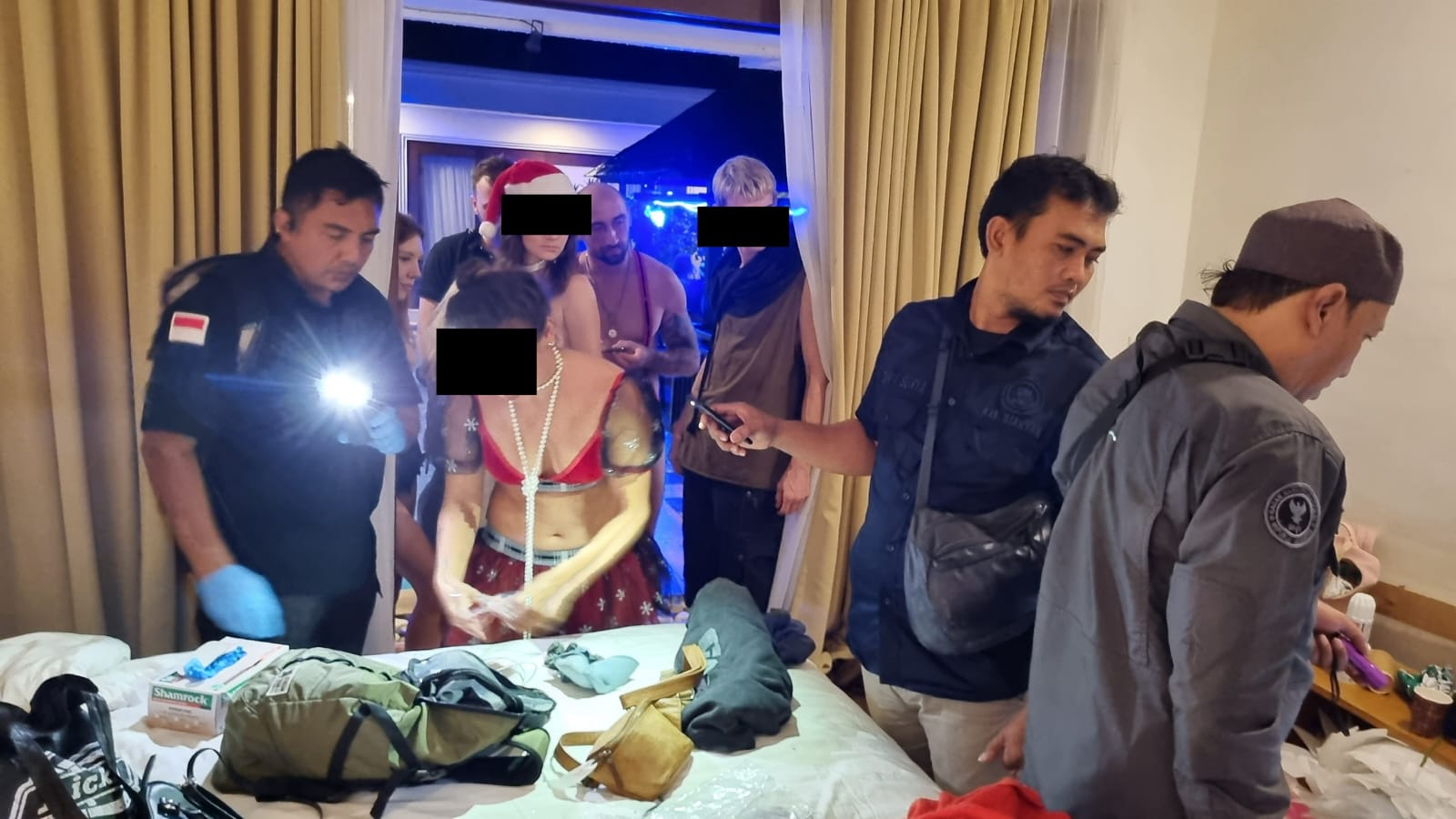 GELEDAH: Tim Gabungan melakukan razia di tempat diduga terdapat pesta narkoba dan seks di sebuah vila di Kuta Utara Badung Bali