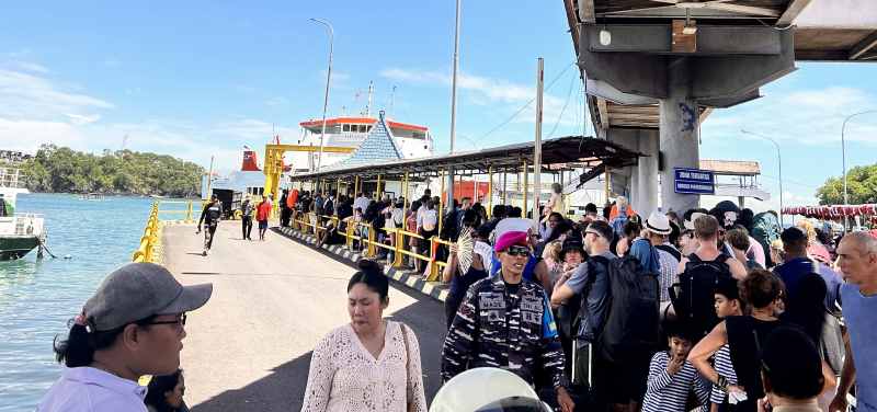 WASPADA: Sejumlah penumpang fastboat yang akan menuju Lombok, dialihkan menggunakan kapal ferry akibat penyeberangan fastboat ditutup karena cuaca buruk.(Foto zulfika Rahman/Radar Bali)