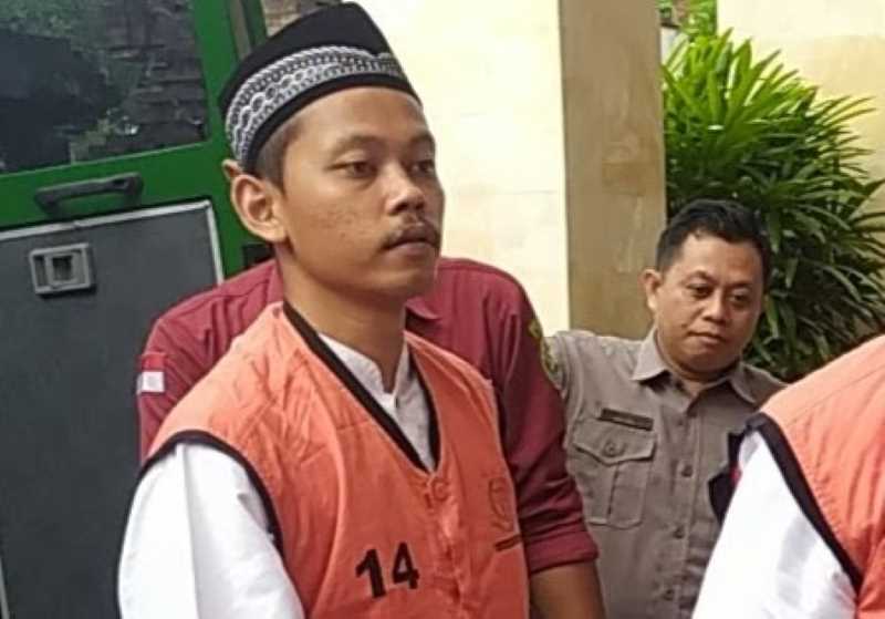 TUNTUTAN MAKSIMAL : Terdakwa MFR saat hendak mengikuti sidang di PN Negara.(foto: m.basir/radar bali)
