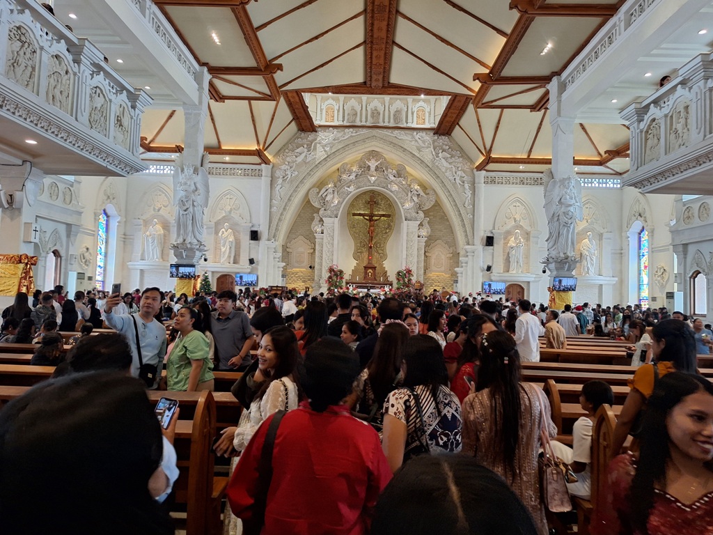 IBADAH: Ribuan umat melangsungkan ibadah Natal di Paroki Roh Kudus Katedral Denpasar, Jalan Tukad Musi, Sumerta Kelod, Denpasar Selatan, kemarin (25/12).
