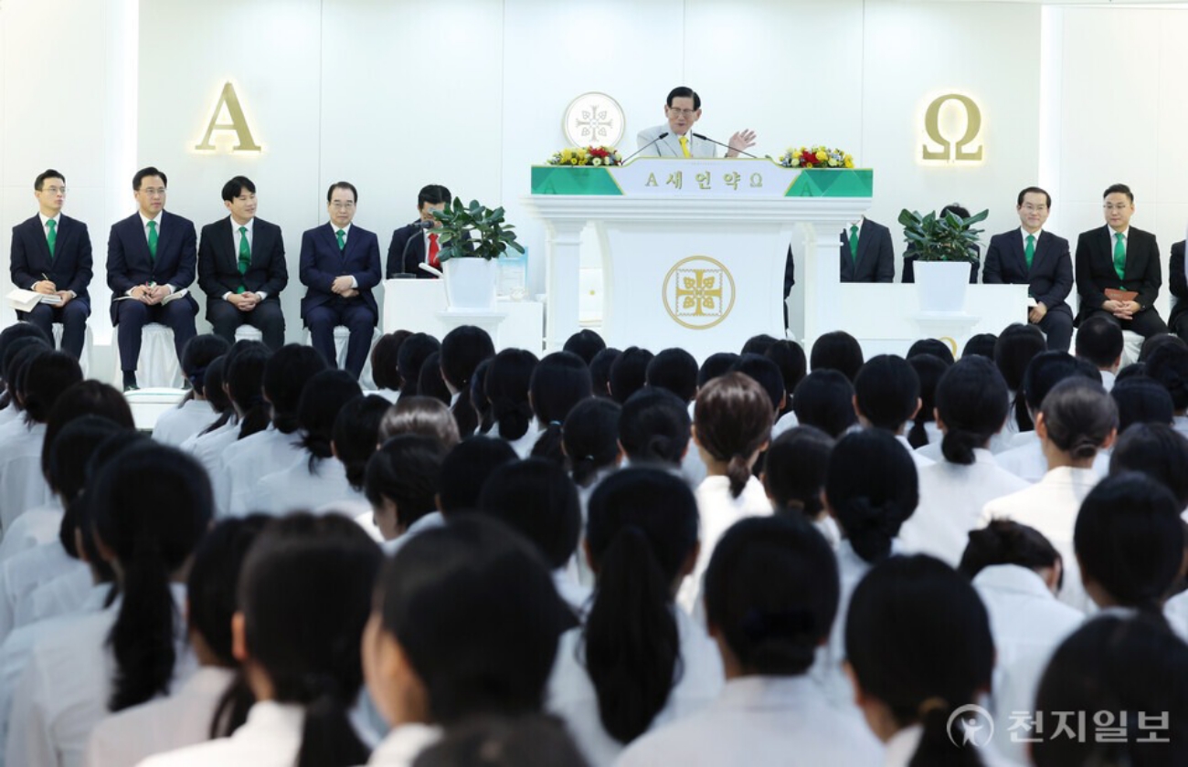 Ketua Umum Lee Man-hee memberikan ceramah pada