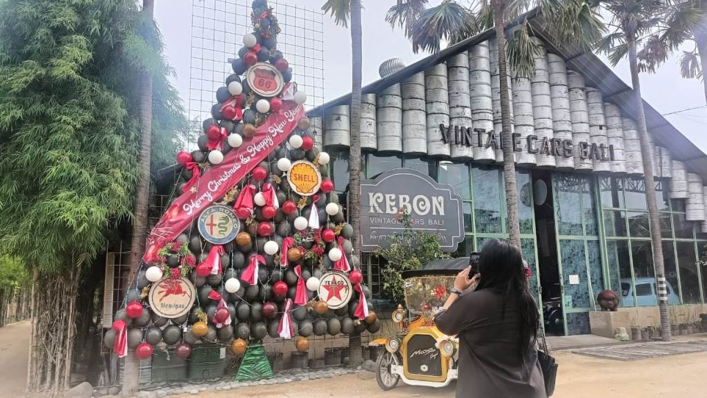 UNIK: Pohon natal unik dari topi tentara bekas di Kebon Vintage, Denpasar.