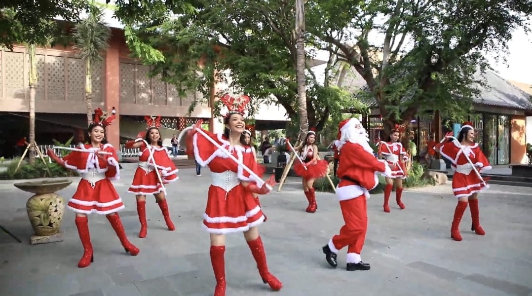 NATAL: Christmas parade dance sebagai hiburan yang khusus dipersembahkan untuk penumpang dan pengunjung serangkaian peringatan Natal di Bandara I Gusti Ngurah Rai kemarin.