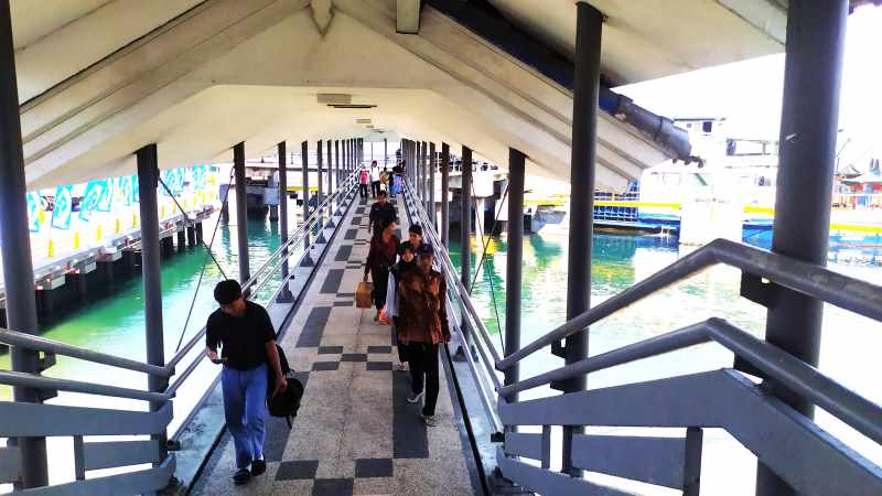 DIPREDIKSI MENURUN : Aktivitas bongkar muat kendaraan dan penumpang di dermaga Pelabuhan Gilimanuk kemarin. (m.basir/radar bali)
