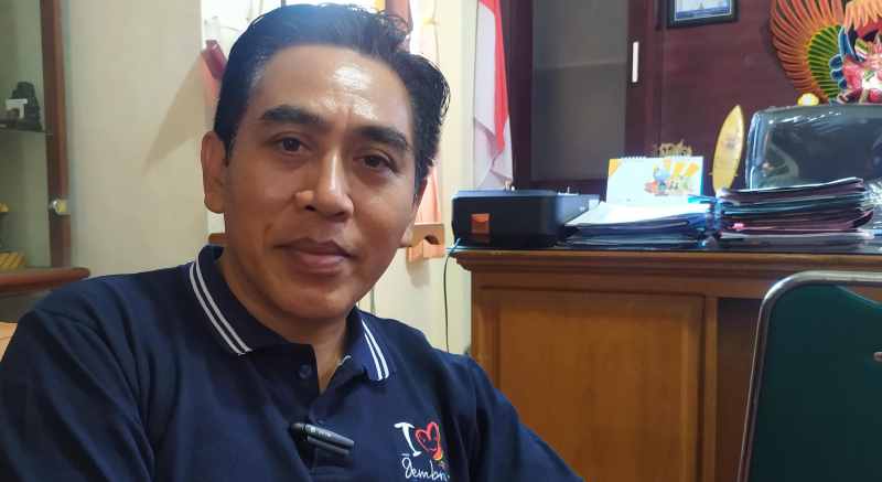 MASIH MENUNGGU KEPUTUSAN : Kepala Dinas Pendidikan Kepemudaan dan Olahraga Jembrana I Gusti Putu Anom Saputra.(foto:m.basir/Radar Bali)