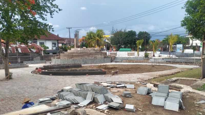 DIBERI TENGGAT : Suasanan pengerjaan proyek Taman Perjuangan Singasana di bekas kantor Dinas Lingkungan Hidup Tabanan, depan Taman Makam Pancaka Tirta Tabanan. (juliadi/radar bali)