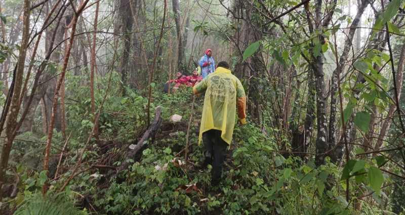 DALAM PENCARIAN : Petugas gabungan saat melakukan pencarian dua pendaki yang dilaporkan hilang saat melakukan pendakian di Gunung Agung. (foto: Basarnas)