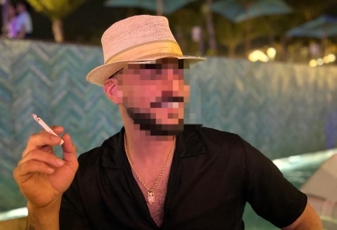 LEHA-LEHA: Alrabie Ahmad Ali Y, 38, sedang santai di salah satu tempat hiburan, kawasan Canggu, Kuta Utara, Badung.