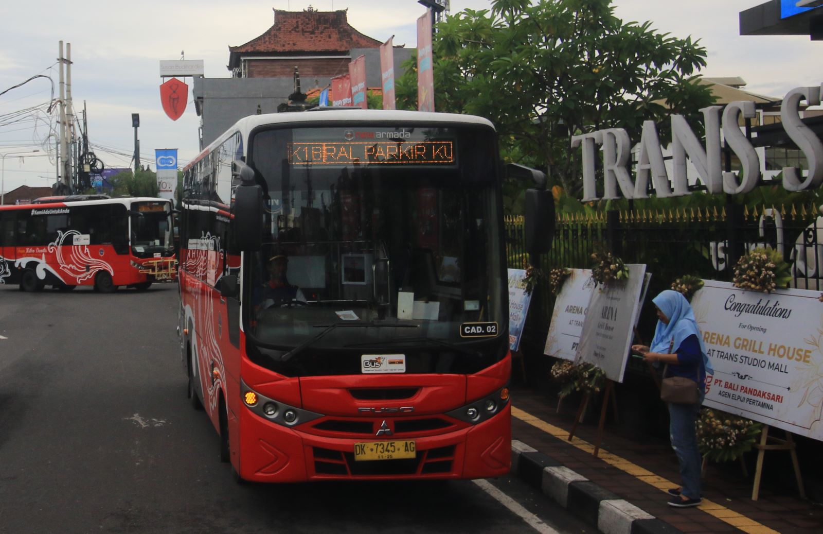 ANGKUTAN MASAL:  Bus Trans metro Dewata saat berhenti di depan Trans Studio Mall, Kawasan jalan Imam Bonjol Denpasar , Rabu (18/12/2024)