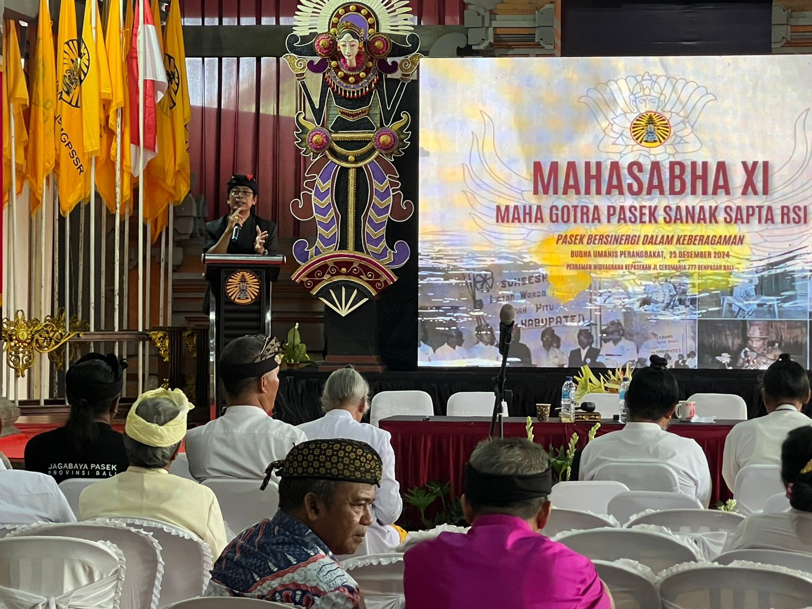 Nyoman Kenak di podium saat Mahasabha XI MGPSSR di Pasraman Widya Grha Kepasekan, Jalan Cekomaria, Peguyangan, Denpasar, Rabu (25/12/2024).