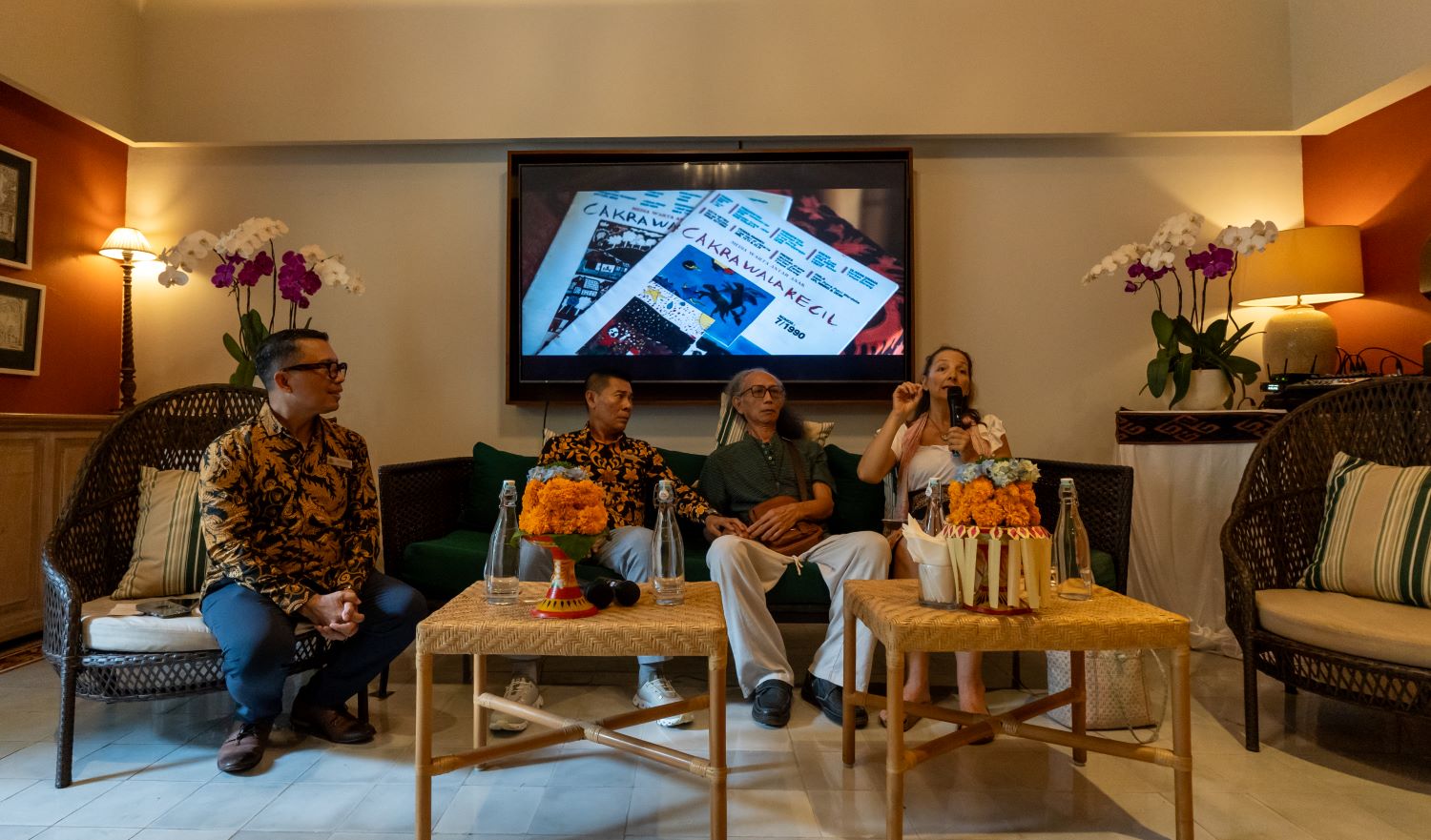Susiawan didampingi istrinya Susan Allen (paling kanan) yang sekaligus moderator diskusi, 27 Desember 2024