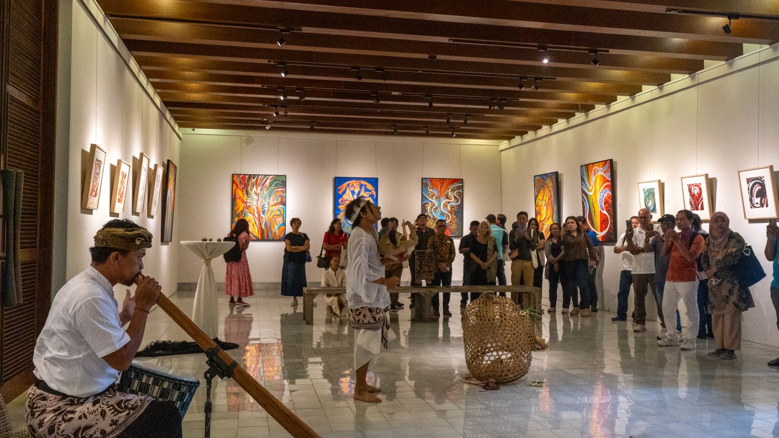 BERKELAS: Pentas teatrikal disela pembukaan pameran seni Susiawan di Sudakara ArtSpace Sanur, 27 Desember 2024