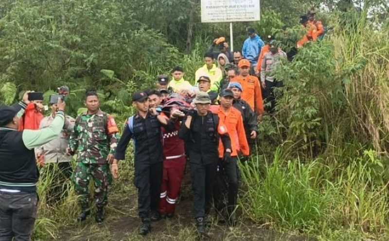 KETEMU : Pendaki Gunung Agung yang hilang ketemu dan dievakuasi tim SAR gabungan. Mereka sebelumnya terpisah dari temannya selama tiga hari. (foto: Basarnas Bali)