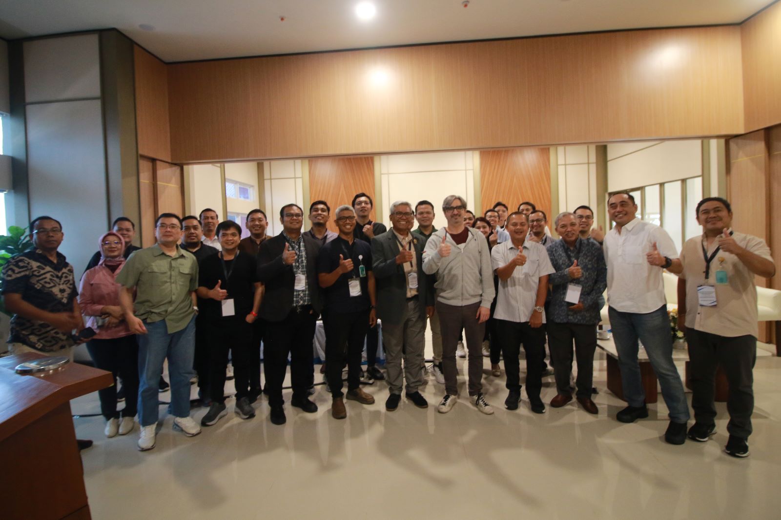 BERBAGI ILMU: Dr Diego Gonzalez Rivas foto bersama Ketua Kolegium Bedah Vaskuler Indonesia DR. dr Putu Yasa dan para dokter spesialis bedah se Indonesia di RSUP Prof. Ngoerah