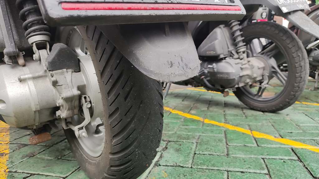 BAN GUNDUL: Astra Motor Bali mencontohkan tanda-tanda kondisi &nbsp;ban sudah mulai gundul, yang bisa menjadi penyebab kecelakaan&nbsp;di musim hujan.