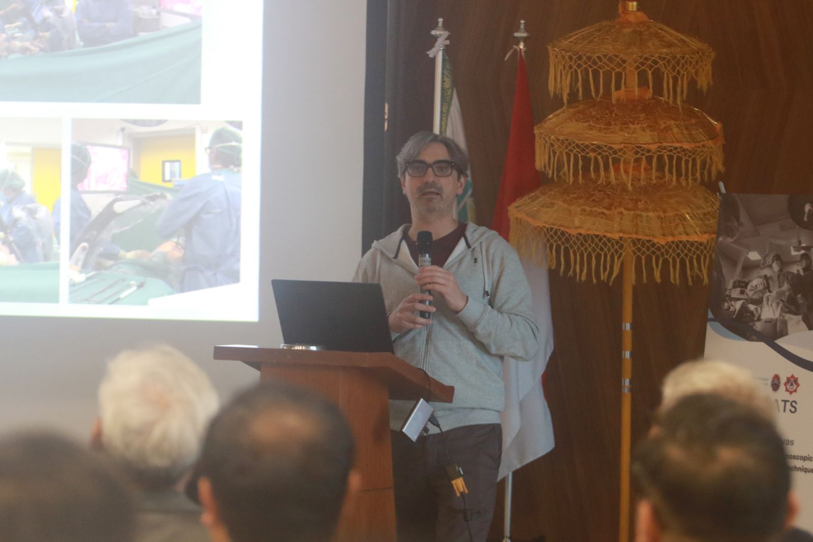 MODERN: Dr. Diego Gonzalez Rivas saat presentasi teknik bedah uniportal atau minimal invasif kepada puluhan dokter spesialis bedah di RSUP Prof. Ngoerah Denpasar Bali, Minggu 29 Desember 2024.