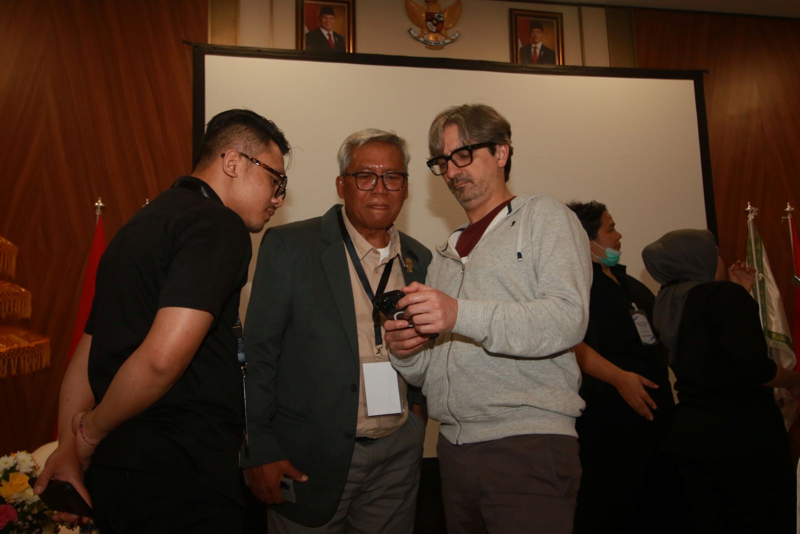 AKRAB: Dr. Diego Gonzalez berbincang bersama Ketua Kolegium Bedah Vaskuler Indonesia DR. Dr. Ketut Putu Yasa, usai presentasi.