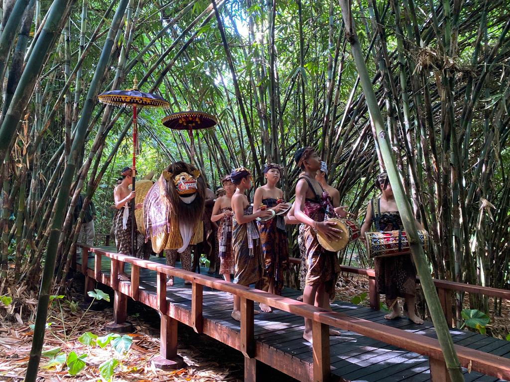 NGELAWANG: Kegiatan  pementasan Ngelawang di hutan bambu Desa Wisata Penglipuran.
