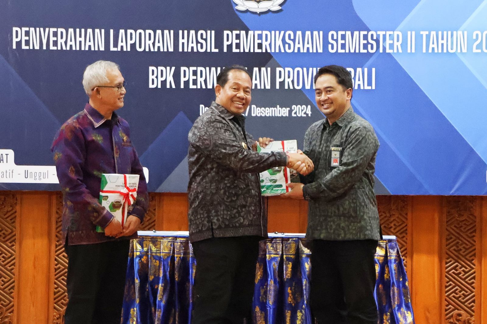 CATATAN: Pj Gubernur Bali Sang Made Mahendra Jaya saat menerima LHKP 2024 dari BPK RI.