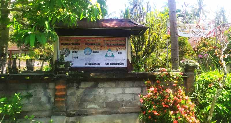KRISIS SISWA : SDN Blimbingsari, Desa Blimbingsari, Kecamatan Melaya, resmi ditutup karena minim siswa dan potensi siswa baru lagi tahun ajaran berikutnya hingga 5 tahun mendatang.(foto: m.basir/RB)