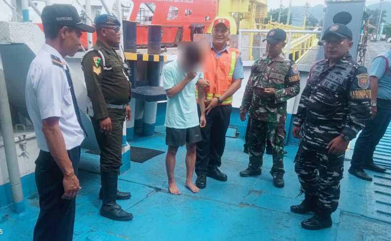 TERSELAMATKAN: Penumpang kapal yang nyeburkan diri ke laut, berinisial AJP (kaus biru) setelah diselamatkan dan kapal bersandar di Pelabuhan Gilimanuk.(foto: Pos AL Gilimanuk)
