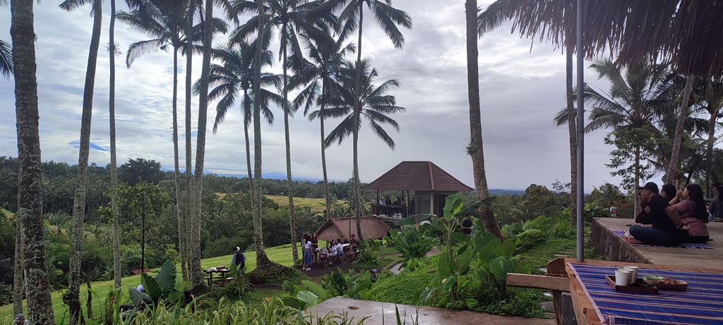 MENYATU DENGAN ALAM: Sejumlah pengunjung menikmati kopi dan makanan khas Bali di Nyeduh Kopi di Subak Piak, Wangaya Gede, Penebel, Tabanan.