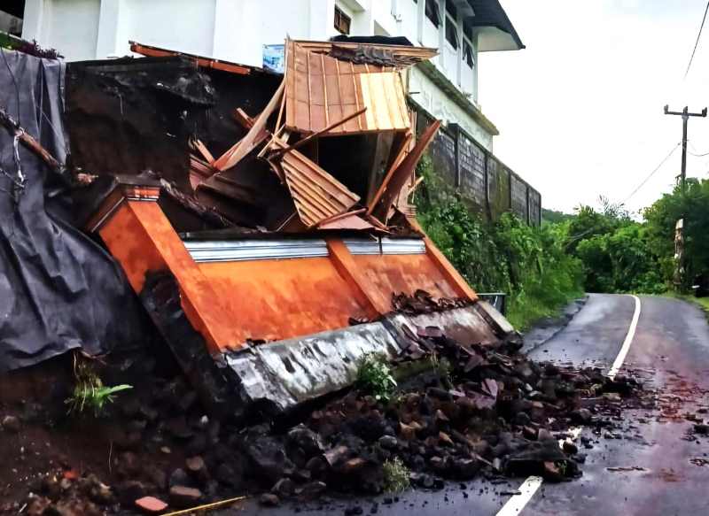 LONGSOR LAGI : Kondisi senderan bangunan SMPN 2 Dawan, Klungkung. (Foto: BPBD Tangguh)