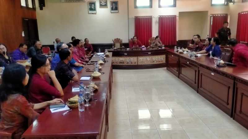 BAHAS PUSKESMAS : Suasana rapat Komisi IV DPRD Tabanan dengan Dinas Kesehatan dan perwakilan puskesmas di Tabanan di ruang rapat DPRD Tabanan. (juliadi/radar bali)