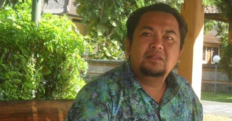 TAK BISA BERBUAT BANYAK : Perbekel Desa Blimbingsari I Made John Ronny menyetujui penutupan SDN Blimbingsari. (m.basir/radar bali)