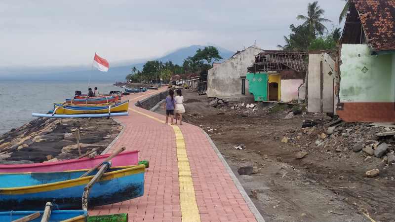 KELAR : Senderan pantai dengan revetmen yang sudah selesai di Pantai Pebuahan, Desa Banyubiru, Kecamatan Negara.(m.basir/radar bali)
