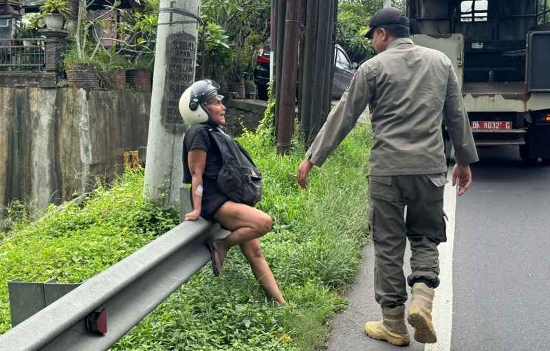 DIANGKUT : Kondisi ODGJ yang diamankan Satpol PP Tabanan di Jalan Raya Denpasar-Gilimanuk, Tabanan. (istimewa)