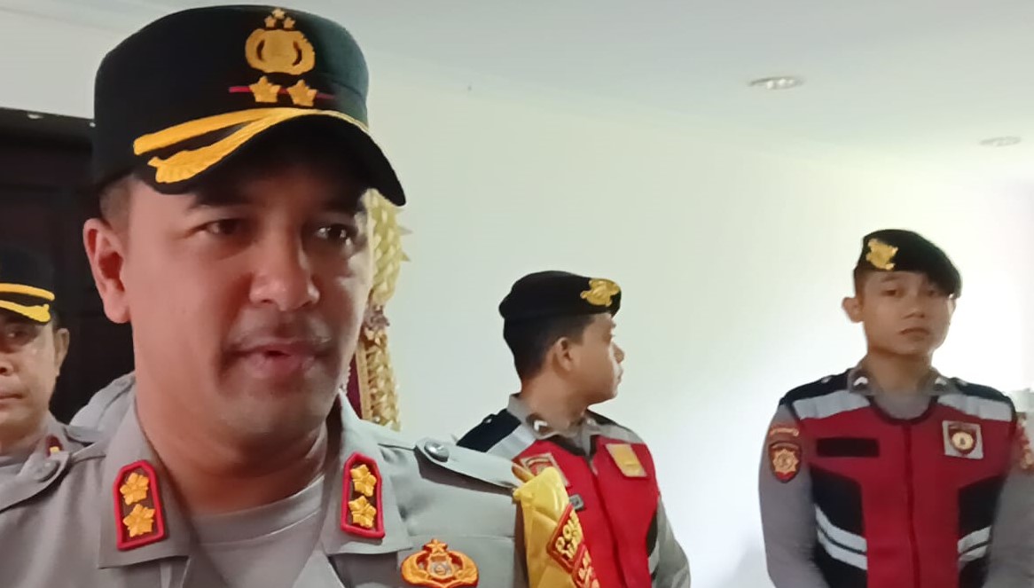 BEBERKAN DERET KASUS : Kapolres Jembrana AKBP Endang Tri Purwanto. (m.basir/radar bali)