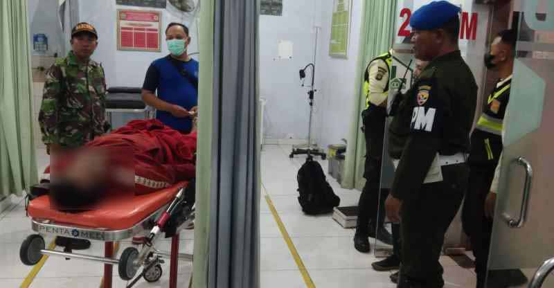 MENGAGETKAN : Jenazah penumpang bus yang meninggal dibawa ke Puskesmas 2 Melaya Kelurahan Gilimanuk.(Pos AL Gilimanuk)