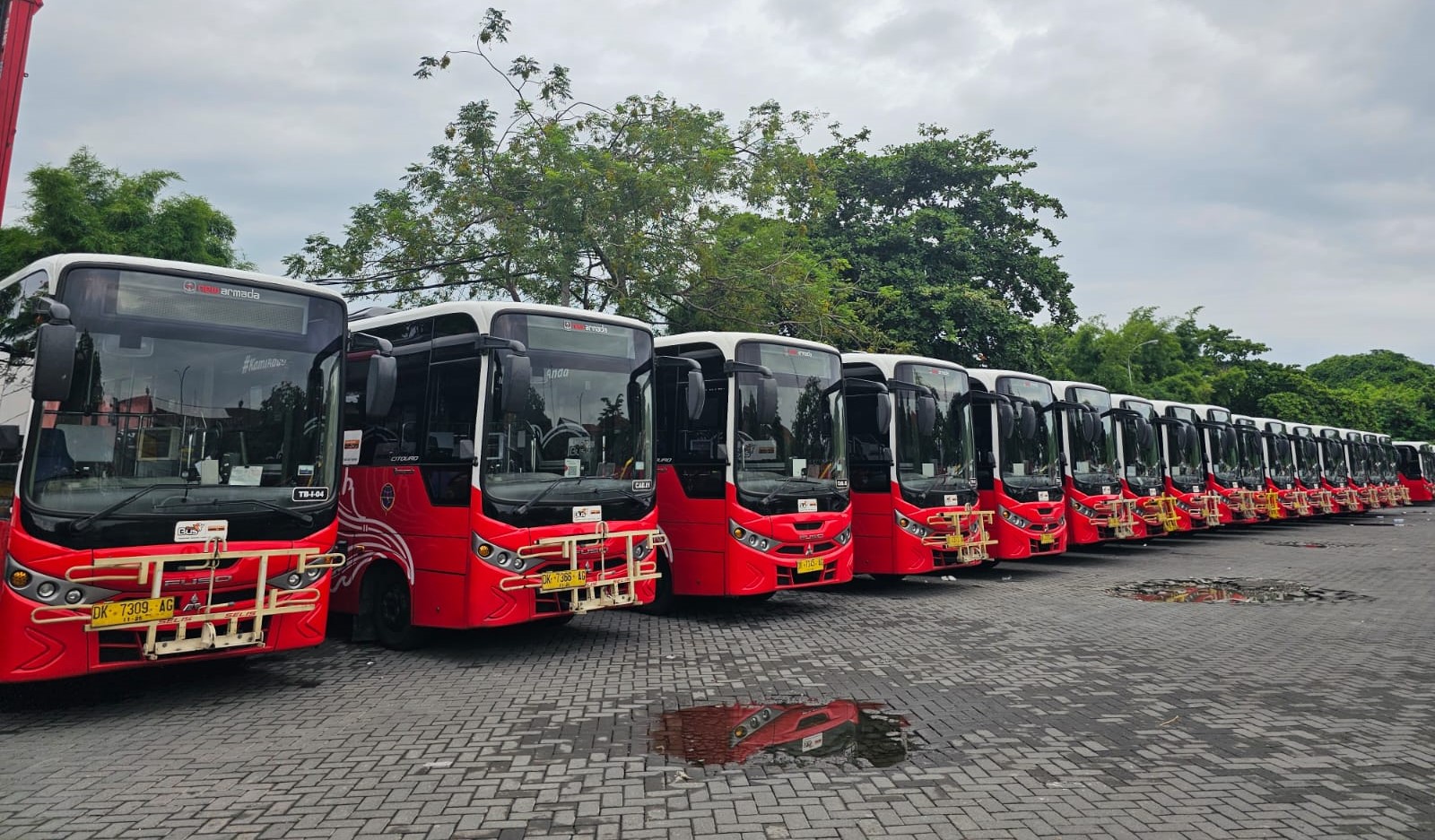 DUH, TINGGAL KENANGAN? : Bus Trans Metro Dewata (TMD) parkir rapi di Sentral Parkir Kuta Rabu 1 Januari 2025. (foto:ni kadek novi febriani/radar bali)