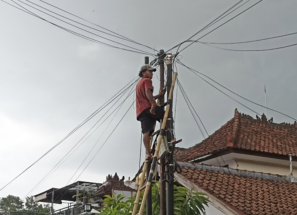 PENATAAN: Pemkot Denpasar akan melakukan penataan kabel fiber optik di kawasan Denpasar, sehingga nantinya bisa bebas dari kabel yang semrawut.