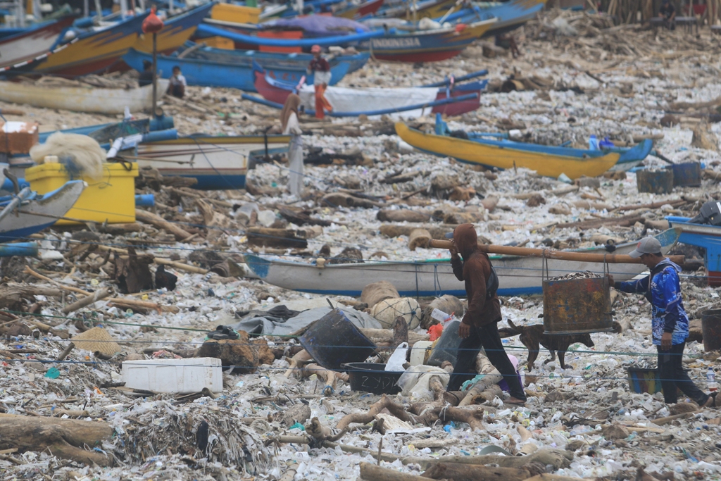 SAMPAH: Sampah plastik menutupi pasir Pantai Kedonganan, Kamis 2 Januari 2025.