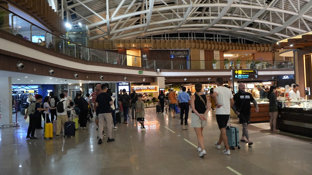 ARUS BALIK: Suasana penumpang saat arus balik libur Nataru di Bandara Internasional I Gusti Ngurah Rai kemarin.