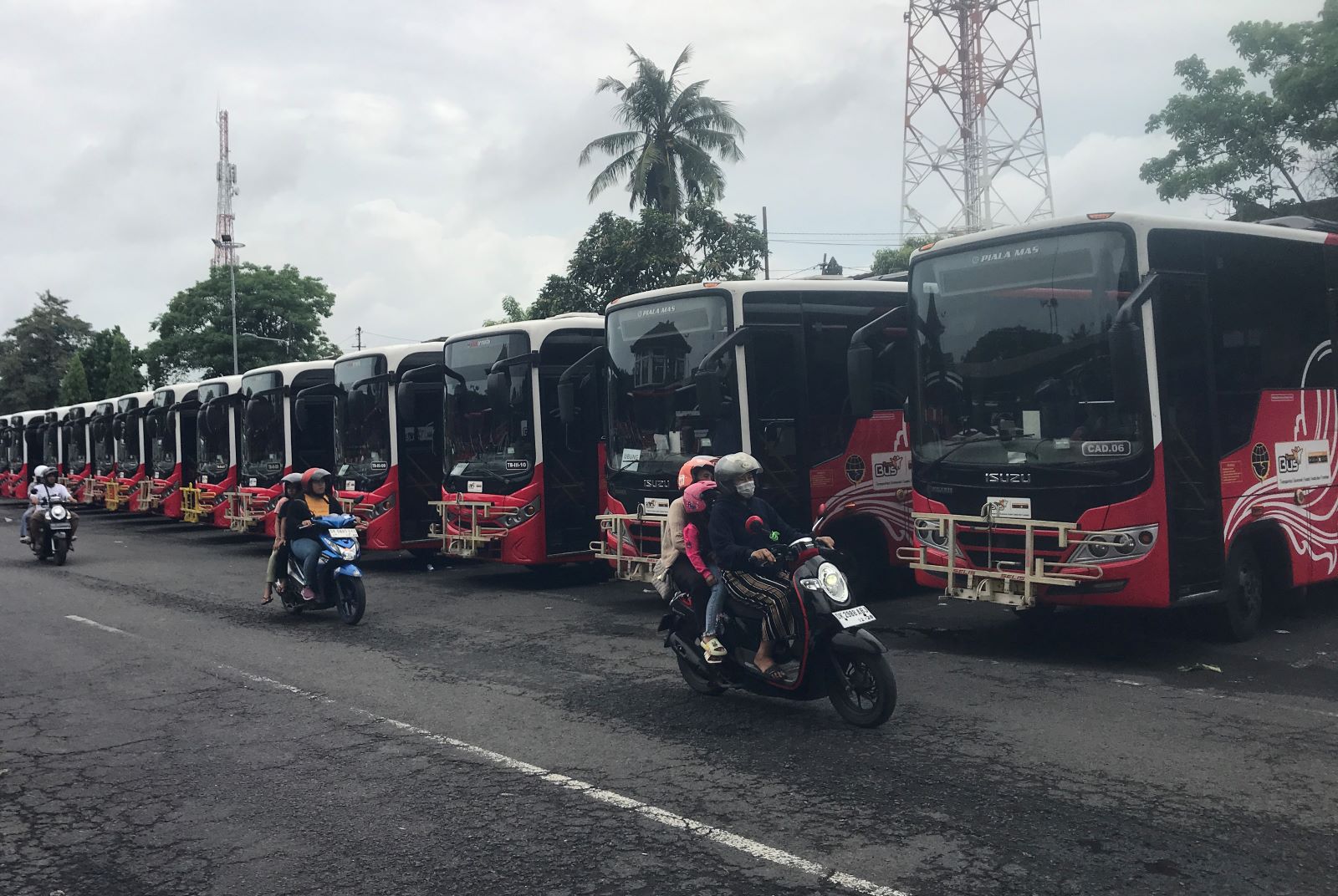 PARKIR: Bus Trans Metro Dewata (TMD) parkir berjejer di Terminal Ubung setelah resmi tak beroperasi sejak 1 Januari 2025.