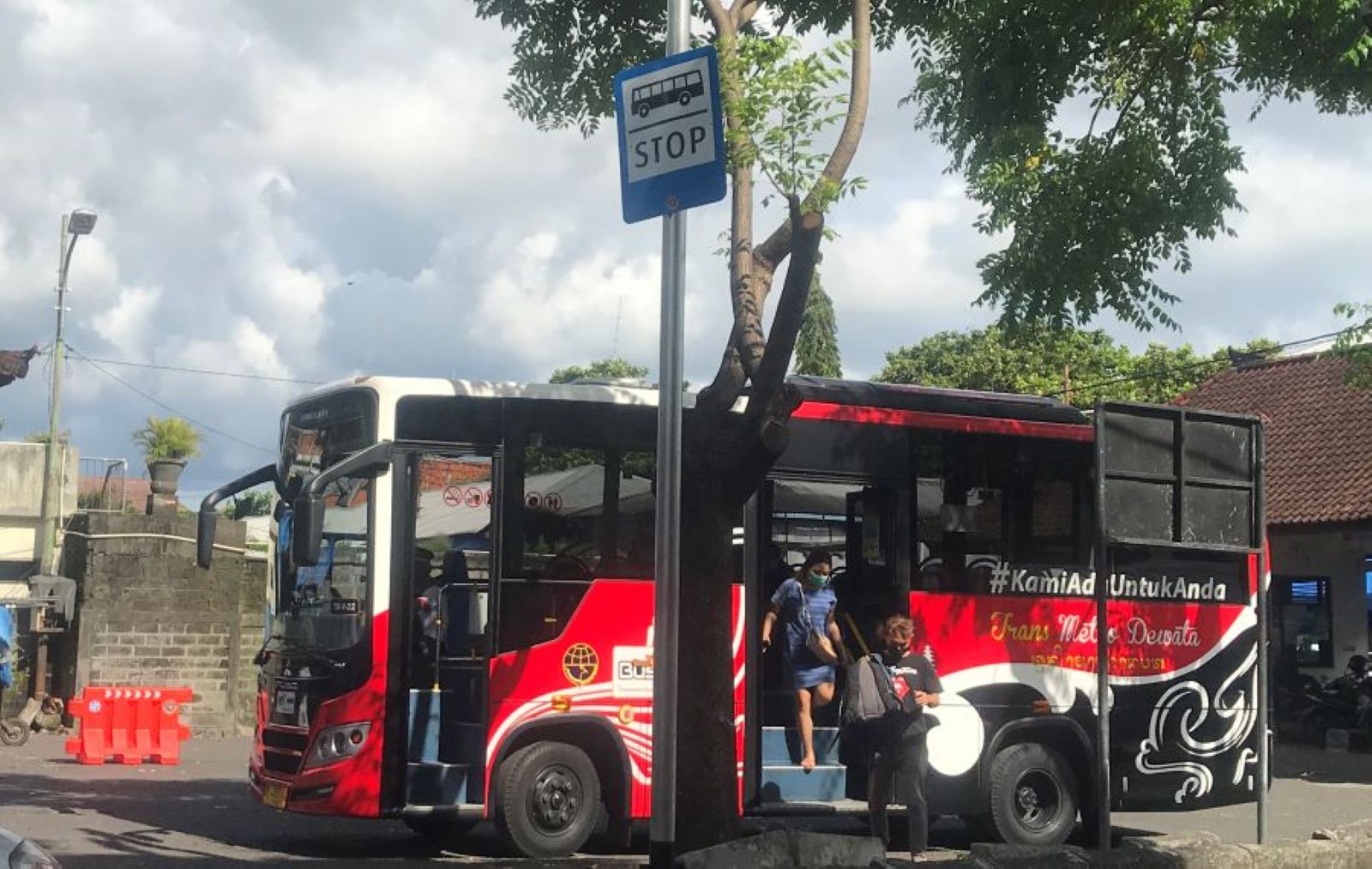 STOP BEROPERASI: Sebuah Bus Trans Metro Dewata (TMD) saat berhenti di halte depan Pasar Kreneng Denpasar, beberapa waktu lalu