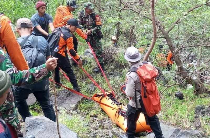 SUDAH MENINGGAL : Jasad pendaki asal Korea Selatan, Kyung Dam Oh, dievakuasi dari Gunung Agung.(Foto : Basarnas Bali)