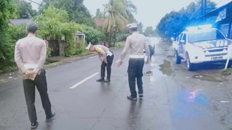 REKA ULANG KEJADIAN : Polisi melakukan olah TKP di lokasi kejadian lakalantas yang mengakibatkan bayi berusia 6 bulan meninggal.( Foto: Polsek Kubutambahan untuk Radar Bali)