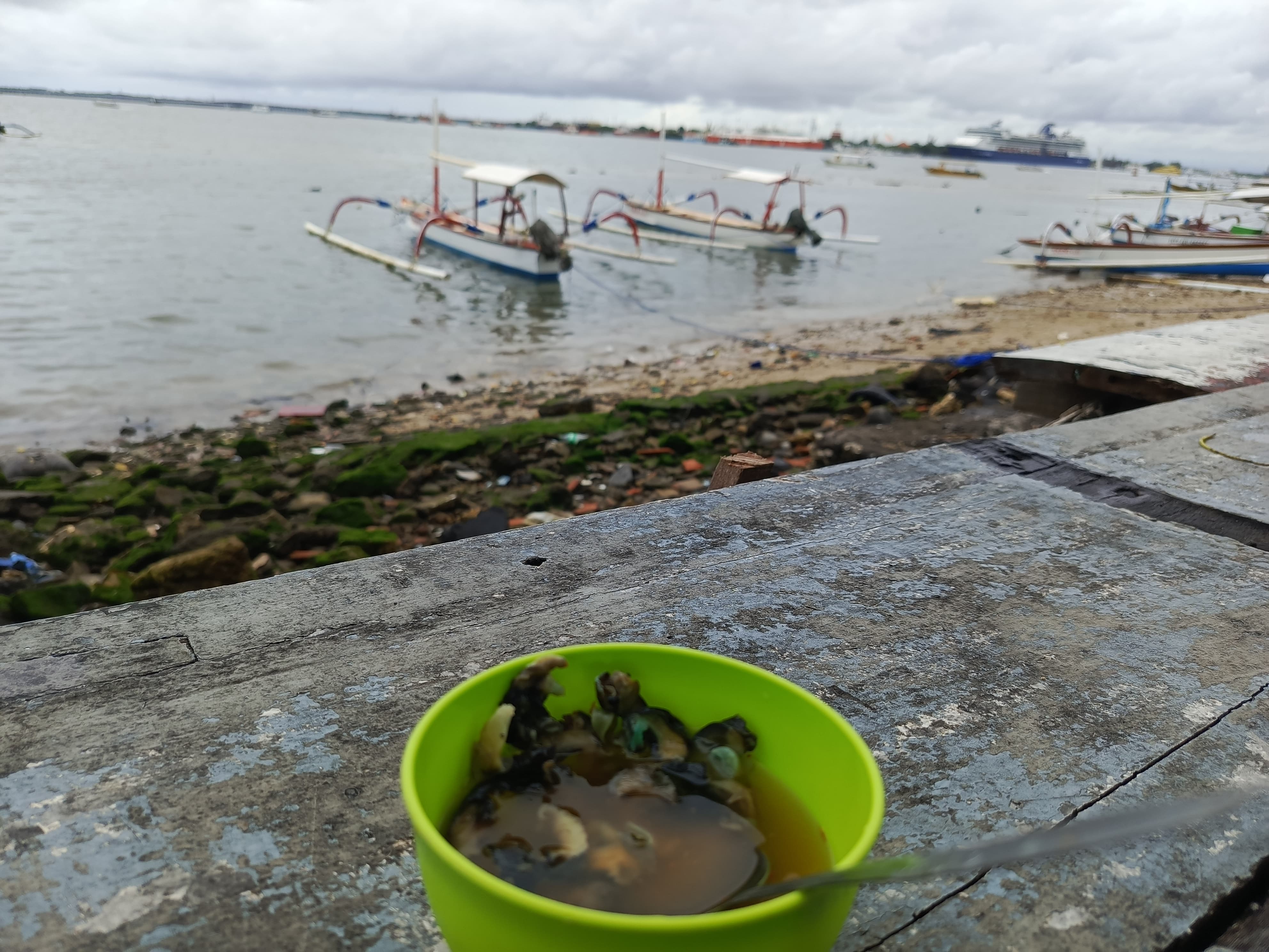 RUJAK: Keberadaan rujak batu-batu bisa dijumpai di warung pesisir Tanjung Benoa, Kuta Selatan, Badung.