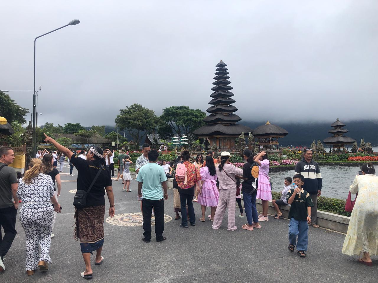 MUSIM LIBURAN: Suasana kunjungan wisatawan yang berkunjung ke DTW Ulun Danu Beratan, Bedugul, Baturiti, Tabanan saat musim liburan Nataru.