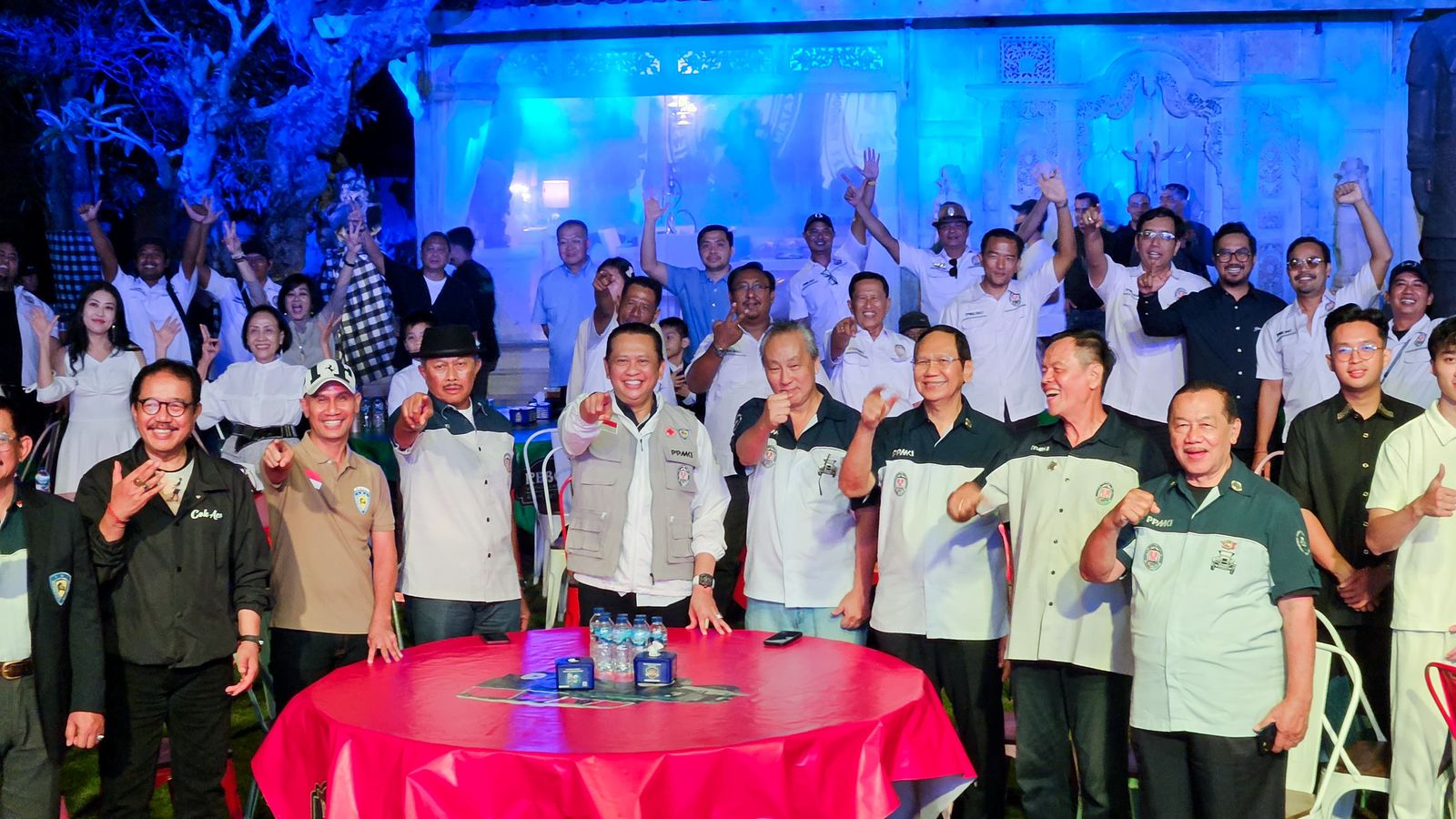 PELESTARIAN: Bambang Soesatyo alias Bamsoet (tengah) foto bersama usia melantik pengurus PPMKI yang baru, 3 Januari 2025.