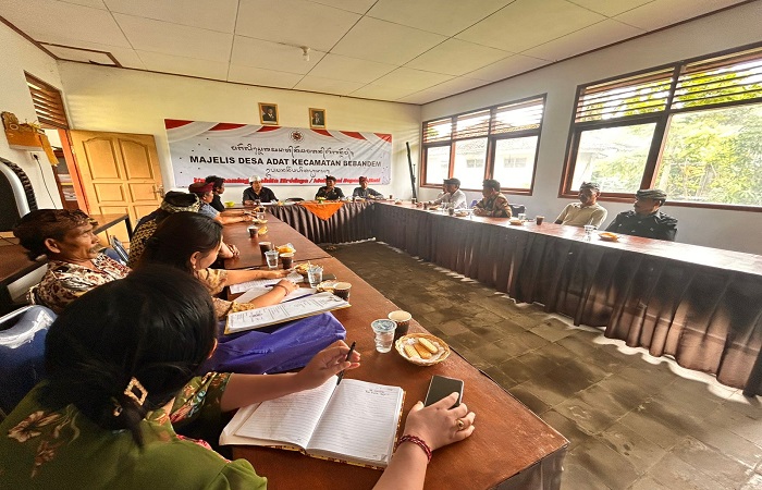 Kisruh prajuru Desa Adat Umanyar dengan 33 krama yang kena kesepekang memanas. Ini buntut dari pertanyaan 33 warga terkait terpilihnya Bendesa Adat I Gede Putu yang dinilai cacat prosedur.